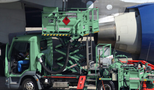 hydrant_truck_refueling_airplane hydrant truck refueling airplane