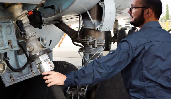 technician_refueling_airplane aviation refueling